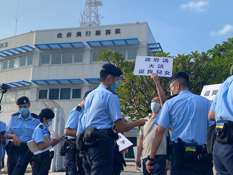 部份被捕港青家属联同跟进案件的立法会议员朱凯迪、本土派人士邹家成,以及前众志秘书长黄之锋和荃湾区议员岑敖晖到位于赤鱲角的政府飞行服务队总部抗议。(记者李智智拍摄)