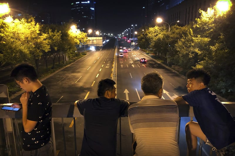 2019年9月7日,民众聚集在北京长安街上企图观看军演的准备工作。(美联社)