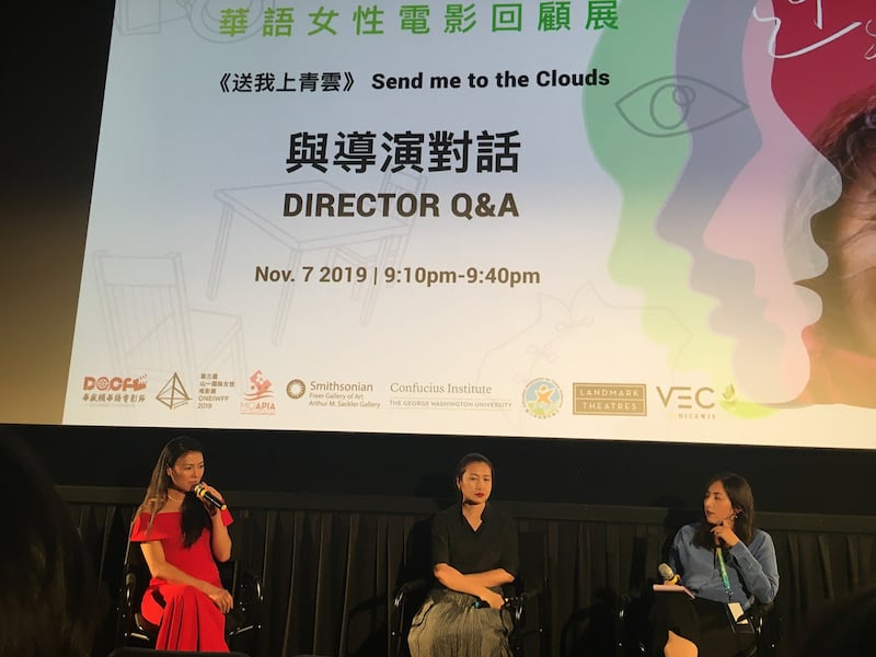 《送我上青云》的导演滕丛丛在放映会后与观众对话。(薛小山)