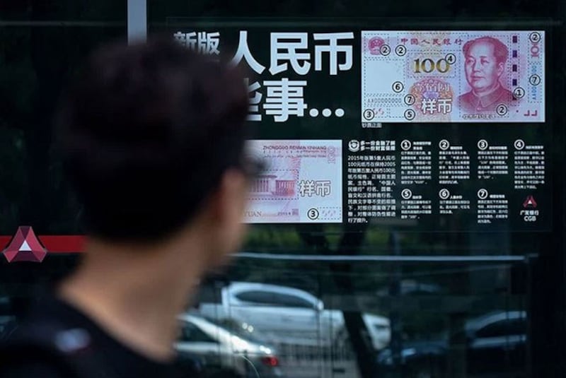 民众担忧人民币继续贬值。(资料图/法新社)