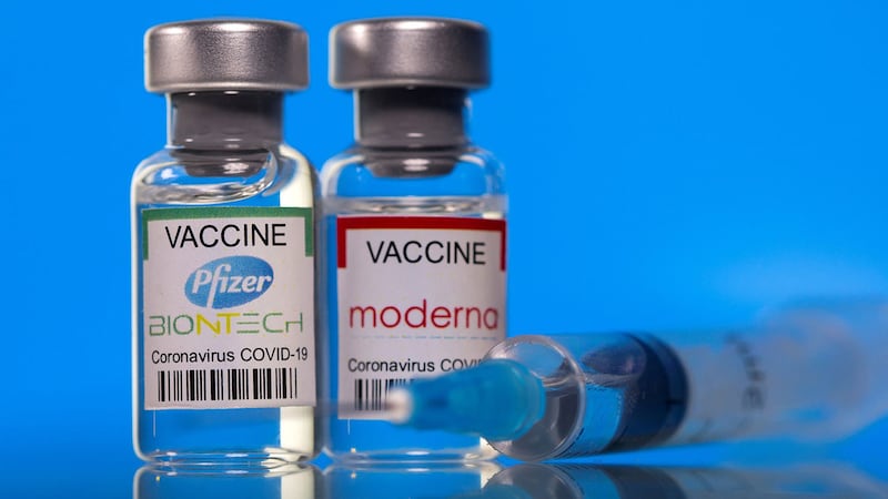 美国捐疫苗,有助提振在第三世界的影响力。图为,輝瑞疫苗(Pfizer)和莫德納疫苗(Moderna)。(路透社图片)