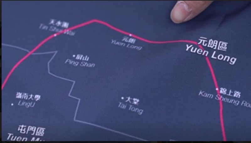 思乡时,刘珈汶会呆望这幅必定要带到英国的香港地图 (韦平 摄)