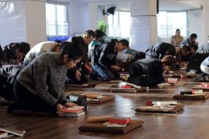 成都秋雨圣约教会信徒过往祈祷聚会(脸书图片)